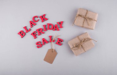 Kara Cuma indirimi. Metin ve paket kutularıyla alışveriş kavramı