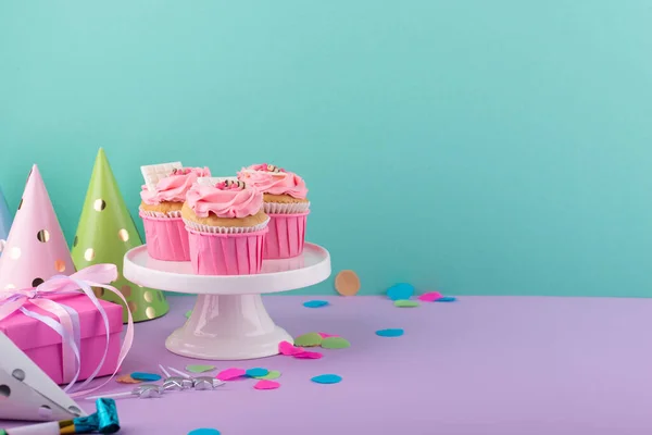 生日宴会的概念与纸杯蛋糕 意大利面和花环 — 图库照片