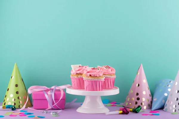 生日宴会的概念与纸杯蛋糕 意大利面和花环 — 图库照片