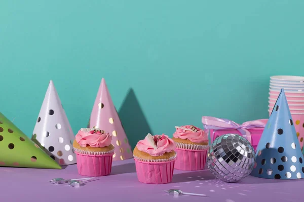 Geburtstagspartry Konzept Mit Cupcake Konfetti Und Girlanden — Stockfoto