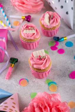 Kek, konfeti ve çelenk içeren doğum günü partrisi kavramı