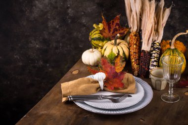 Balkabağı ve yapraklarla dolu sonbahar Şükran Günü sofrası