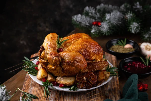 Weihnachtlich Gebackenes Hühnchen Zum Festlichen Abendessen Traditionelle Festtagsspeisen — Stockfoto