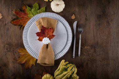 Balkabağı ve yapraklarla dolu sonbahar Şükran Günü sofrası