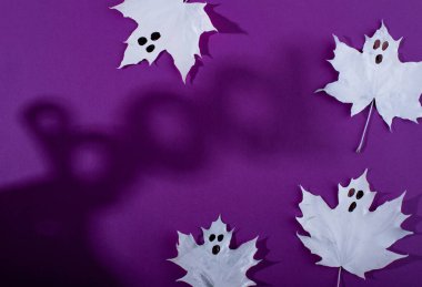 Cadılar Bayramı şenlikli, korkutucu arka plan. Mesaj Boo ve yapraklardan hayalet.