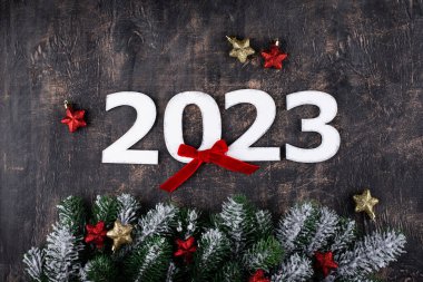 Noel Baba şapkasıyla 2023 Yılbaşı ve Noel kompozisyonu