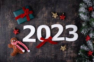 Noel Baba şapkasıyla 2023 Yılbaşı ve Noel kompozisyonu
