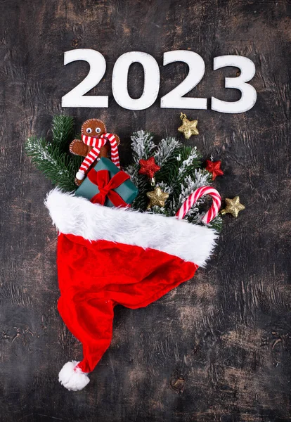 Noel Baba Şapkasıyla 2023 Yılbaşı Noel Kompozisyonu — Stok fotoğraf