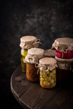 Salamura sebzeleri cam kavanozlarda saklar. Mayalanmış yiyecek.