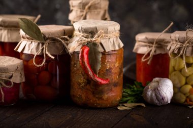 Salamura sebzeleri cam kavanozlarda saklar. Mayalanmış yiyecek.