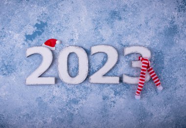 Mavi arka planda 2023 Yeni Yıl ve Noel kompozisyonu