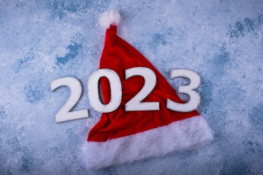 Noel Baba şapkasıyla 2023 Yılbaşı ve Noel kompozisyonu