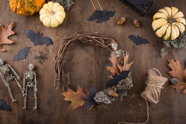 Cadılar Bayramı çelengi yapma süreci. Şenlik dekorasyonu. Adım adım.