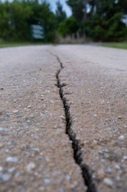 Topraktaki derin çatlak, derinliği olmayan mesafeye doğru gidiyor.