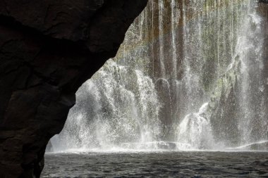 Güçlü ezici su akıntıları kaya silueti ve metin alanı ile