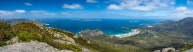 Wilsons Promontory, Victoria, Avustralya 'daki manzaralı ve yeşil tepelerin geniş panoramik manzarası