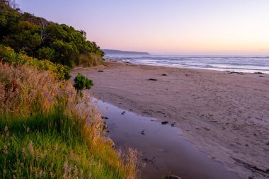 Büyük Okyanus Yürüyüşü, Avustralya 'da gün batımında okyanus plajı