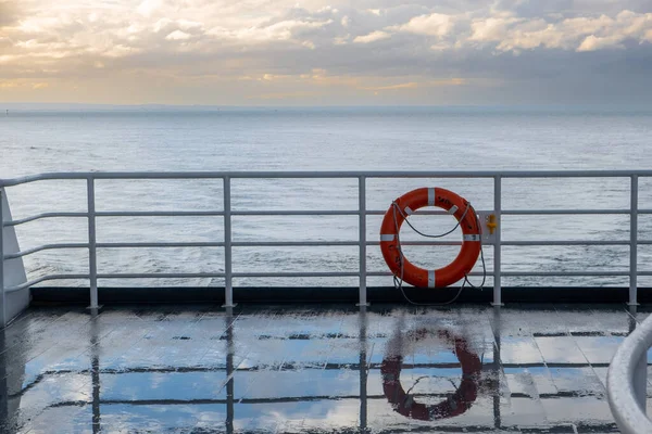 Lifebuoy Refleksi Dek Feri Basah Saat Matahari Terbenam — Stok Foto