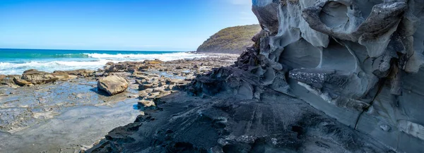 Formasi Batuan Berkarat Pantai Laut Pada Musim Panas — Stok Foto