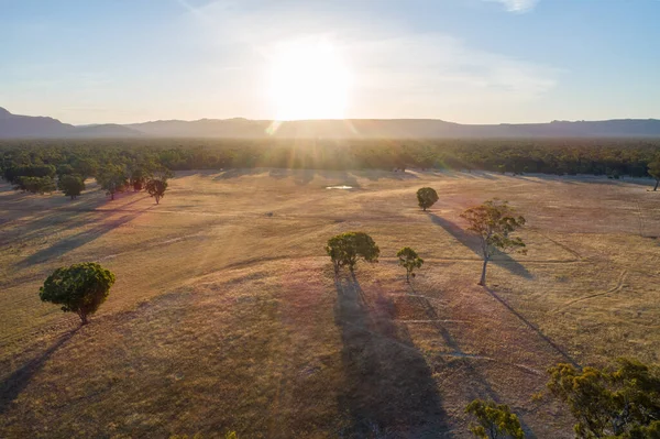 Sonnenuntergang Mit Sonneneruption Über Grasland Luftaufnahme — Stockfoto