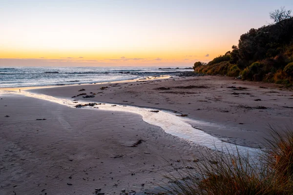 พระอาท ตกท สวยงามเหน อชายหาดมหาสม ทรในออสเตรเล — ภาพถ่ายสต็อก