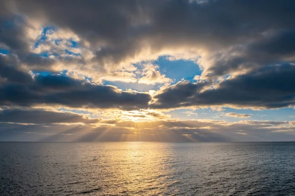 Мінімалістичний Морський Пейзаж Заході Сонця Сонячними Променями Виступають Через Хмари — стокове фото