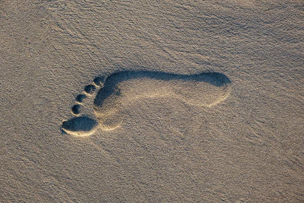 Nackter Fußabdruck Auf Sand Strand Mit Kopierraum — Stockfoto