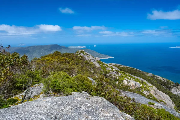 Bukit Hijau Dan Laut Biru Cerah Victoria Australia — Stok Foto