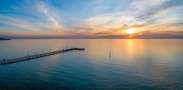 Panorama Udara Dermaga Kayu Panjang Saat Matahari Terbenam Yang Indah Stok Foto