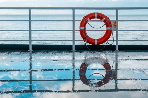 Oranje Reddingsboei Aan Boord Van Passagiersveerboot Met Prachtige Reflectie Stockfoto