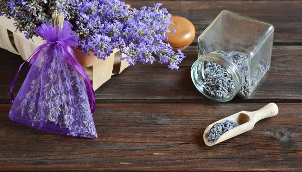 Frische und trockene Lavendelblüten zur Herstellung aromatischer Beutel. — Stockfoto