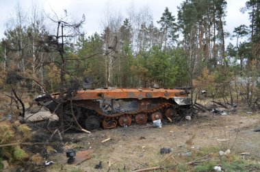 Ukrayna 'nın Kyiv bölgesindeki Dmytrivka köyü - 13 Nisan 2022: Ukrayna kuvvetlerinin karşı saldırıları sonrasında Rus ordusunun askeri teçhizatını imha etti. Rusya 'nın Ukrayna' ya karşı savaşı.