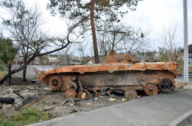 Ukrayna 'nın Kyiv bölgesindeki Dmytrivka köyü - 13 Nisan 2022: Ukrayna kuvvetlerinin karşı saldırıları sonrasında Rus ordusunun askeri teçhizatını imha etti. Rusya 'nın Ukrayna' ya karşı savaşı.