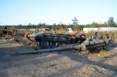 Dmytrivka köyü, Kyiv bölgesi, Ukrayna - 14 Nisan 2022: Ukrayna kuvvetlerinin karşı saldırıları sonrasında Rus ordusunun askeri teçhizatını imha etti. Rusya 'nın Ukrayna' ya karşı savaşı.