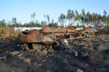 Dmytrivka köyü, Kyiv bölgesi, Ukrayna - 14 Nisan 2022: Ukrayna kuvvetlerinin karşı saldırıları sonrasında Rus ordusunun askeri teçhizatını imha etti. Rusya 'nın Ukrayna' ya karşı savaşı.