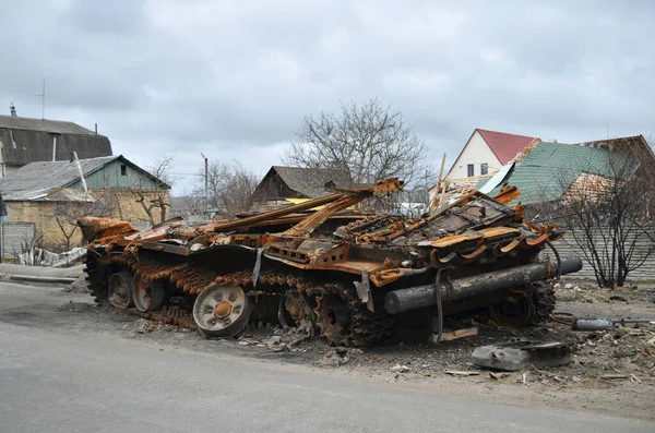 Ukrayna 'nın Kyiv bölgesindeki Dmytrivka köyü - 13 Nisan 2022: Ukrayna kuvvetlerinin karşı saldırıları sonrasında Rus ordusunun askeri teçhizatını imha etti. Rusya 'nın Ukrayna' ya karşı savaşı.