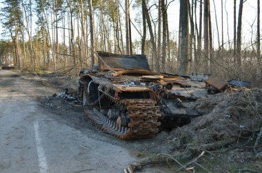 Dmytrivka köyü, Kyiv bölgesi, Ukrayna - 14 Nisan 2022: Ukrayna kuvvetlerinin karşı saldırıları sonrasında imha edilen Rus tankı. Rusya 'nın Ukrayna' ya karşı savaşı.