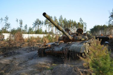 Dmytrivka köyü, Kyiv bölgesi, Ukrayna - 14 Nisan 2022: Ukrayna kuvvetlerinin karşı saldırıları sonrasında imha edilen Rus tankı. Rusya 'nın Ukrayna' ya karşı savaşı.
