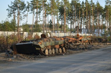 Dmytrivka köyü, Kyiv bölgesi, Ukrayna - 14 Nisan 2022: Ukrayna kuvvetlerinin karşı saldırıları sonrasında Rus ordusunun askeri teçhizatını imha etti. Rusya 'nın Ukrayna' ya karşı savaşı.