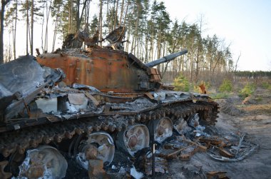 Dmytrivka köyü, Kyiv bölgesi, Ukrayna - 14 Nisan 2022: Ukrayna kuvvetlerinin karşı saldırıları sonrasında Rus ordusunun askeri teçhizatını imha etti. Rusya 'nın Ukrayna' ya karşı savaşı.