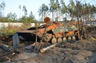 Dmytrivka köyü, Kyiv bölgesi, Ukrayna - 14 Nisan 2022: Ukrayna kuvvetlerinin karşı saldırıları sonrasında Rus ordusunun askeri teçhizatını imha etti. Rusya 'nın Ukrayna' ya karşı savaşı.