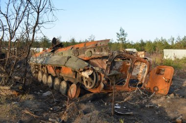 Dmytrivka köyü, Kyiv bölgesi, Ukrayna - 14 Nisan 2022: Ukrayna kuvvetlerinin karşı saldırıları sonrasında Rus ordusunun askeri teçhizatını imha etti. Rusya 'nın Ukrayna' ya karşı savaşı.