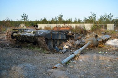 Dmytrivka köyü, Kyiv bölgesi, Ukrayna - 14 Nisan 2022: Ukrayna kuvvetlerinin karşı saldırıları sonrasında beyaz bir V boyalı Rus tankı imha edildi. Rusya 'nın Ukrayna' ya karşı savaşı.