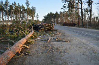 Dmytrivka köyü, Kyiv bölgesi, Ukrayna - 14 Nisan 2022: Ukrayna kuvvetlerinin karşı saldırıları sonrasında Rus ordusunun askeri teçhizatını imha etti. Rusya 'nın Ukrayna' ya karşı savaşı.