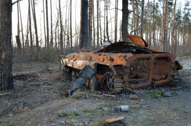 Dmytrivka köyü, Kyiv bölgesi, Ukrayna - 14 Nisan 2022: Ukrayna kuvvetlerinin karşı saldırıları sonrasında Rus ordusunun piyade savaş aracını yok etti. Rusya 'nın Ukrayna' ya karşı savaşı.