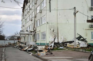 Myla, Kyiv bölgesi, Ukrayna - 11 Nisan 2022: Rus güçleri tarafından işgal edilen Ukrayna yerleşim yerleri sırasında hasar gören konut binası.