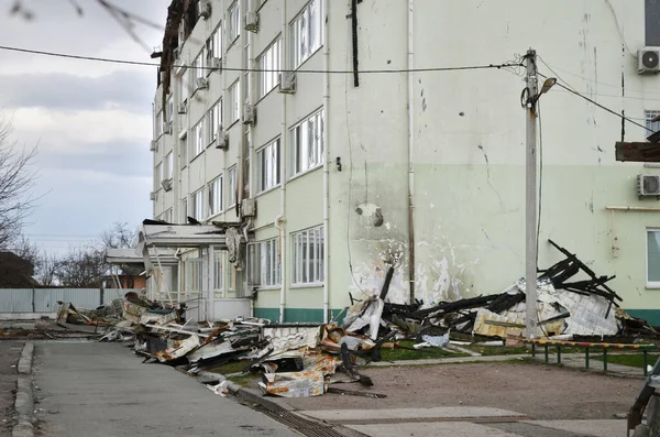 Myla, Kyiv bölgesi, Ukrayna - 11 Nisan 2022: Rus güçleri tarafından işgal edilen Ukrayna yerleşim yerleri sırasında hasar gören konut binası.