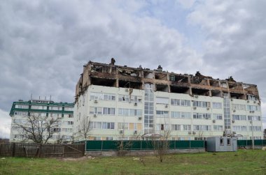 Myla, Kyiv bölgesi, Ukrayna - 11 Nisan 2022: Rusya 'nın Ukrayna işgali sırasında Zhytomyr karayolu yakınlarındaki Myla köyündeki hasarlı konut binası.