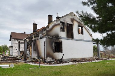 Dmytrivka köyü, Kyiv bölgesi, Ukrayna - Nisan 06, 2022: Rus işgalciler tarafından yakılan özel ev.