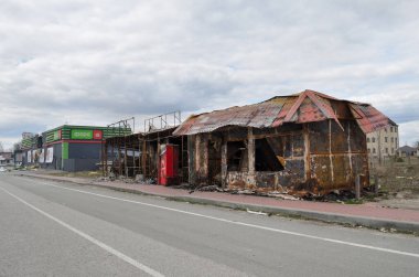 Myla köyü, Kyiv bölgesi, Ukrayna - 11 Nisan 2022: Kyiv bölgesindeki Zhytomyr karayolu yakınlarındaki bir bina ve süpermarket, Rus işgalciler tarafından bombalanarak yerle bir edildi..